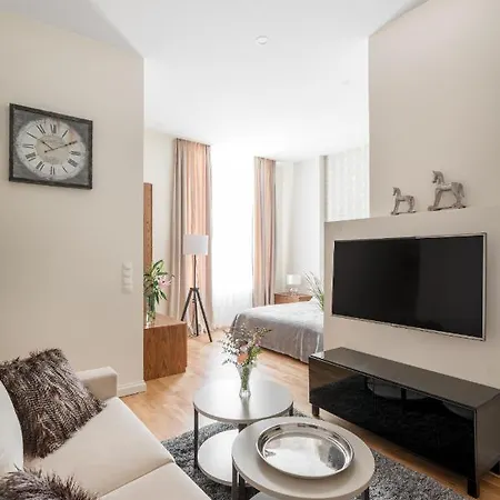 Luxury 76 * Varşova
