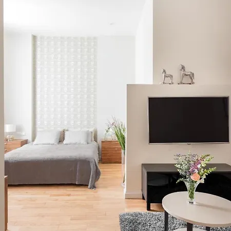 Luxury 76 By Bookinghost *