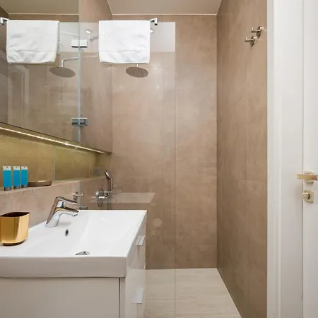 Luxury 76 By Bookinghost