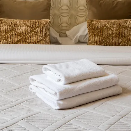 Luxury 76 By Bookinghost *