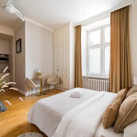 Luxury 76 By Bookinghost